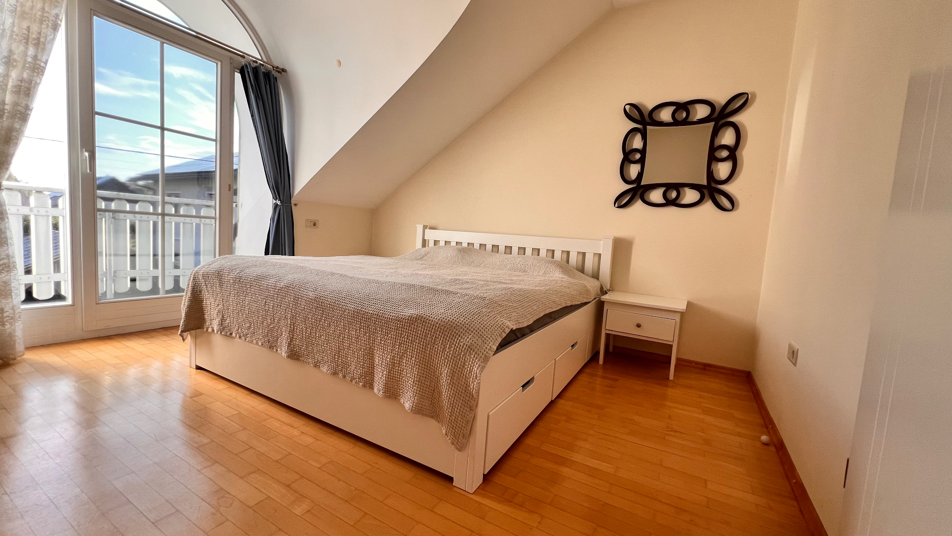 Second bedroom with king-size bed